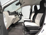 【手入れ済みの運転席】体を優しく支えるシートです。よく手を触れるハンドル周辺などは適度な清掃を施しており快適に運転できます。