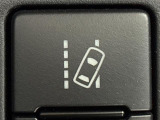 【レーンディパーチャーアラート(LDA)】クルマが車線または走路から逸脱する可能性がある場合に、ブザーまたはハンドルの振動により注意をうながします。機能には限界があるためご注意ください。