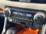 【シートヒーター&ベンチレーション】夏場は涼しい風でお尻や背中の熱やムレを防ぎ、冬はエアコンよりも早く温まってポカポカに!季節を問わず快適に過ごせます。
