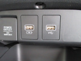 便利なUSBジャック・12V電源ソケットも付いています。周辺機器の充電にご利用頂けます。