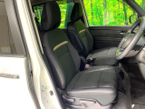 運転席まわりには十分なスペースがあり、大柄な方でもゆったり運転していただける環境です。