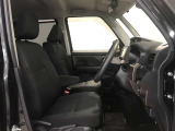 高いホールド性で運転姿勢が安定します。長距離ドライブでも疲れにくいのが魅力です。快適なドライビングライフをお送りください♪
