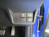 パーキングセンサーや横滑りを防ぐVSA等のスイッチ類は運転席の右側、手の届きやすい位置にあります。
