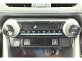 お好きな温度に設定すれば自動的に温度を調節、車内を快適空間に仕上げてくれます。