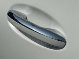 シートヒーターはエアコンより温まるのが早く、寒い日の運転には欠かせない装備です。3段階の温度調節ができ、快適な温度でドライブいただけます。