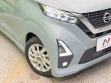 【LEDヘッドライト】悪天候や夜間走行時も良好な視界を確保し安心して運転できる高輝度LEDヘッドライトを装備!点灯速度が早く、消費電力も抑えられています。