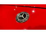 メルセデス・ベンツはドイツ本国シュツットガルト近郊でのメルセデス自車が関わった重大事故を、40年以上に亘って調査しています。エアバッグやシートベルトテンショナーは、この調査の結果生み出されました。