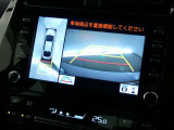 パノラミックビューモニターを装備。クルマを真上から見るように周囲を確認できます。