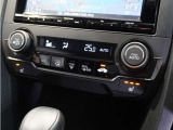 【フルオートエアコン】温度を設定すれば自動で快適な車内温度を保ちます。冬場や雨天時の窓の曇り取りにも使えます。
