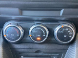 余計な操作の手間が無いフルオートエアコン。車内を常に快適な温度で保ちます!!