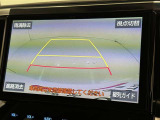 後方の見える安心をお届けするバックガイドモニター付:バックするときのアシストラインもあって楽々バック!車庫入れや縦列駐車をサポートし、苦手な駐車も安心です!今やもう手放せない装備ですネ♪