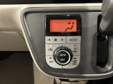 【オートエアコン】一度お好みの温度に設定すれば、車内の温度を検知し風量や温度を自動で調整。暑い&hellip;寒い&hellip;と何度もスイッチ操作をする必要はありません。快適な車内空間には必須の機能ですね♪