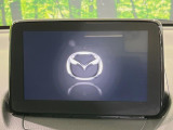 【マツダコネクトナビ】車内の雰囲気にマッチした一体型タイプのナビ。各種車輌設定やBluetooth再生等、様々な機能が楽しめます。直感的なダイヤル操作が可能で、使い勝手も良好です。