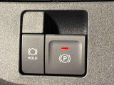 指先だけで簡単に操作が可能な電動パーキングブレーキを採用。「HOLD」スイッチを押すと、渋滞や信号待ちなどでブレーキペダルから足を離しても、ブレーキを保持するので安心です