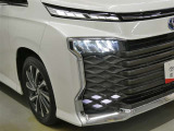 LEDヘッドライトです。デザイン性がよくとても明るいので、夜間の走行や悪天候でも安心です。しかも長寿命!