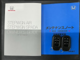 スマートキーは鍵をバッグに入れたままでもドアロックの開閉やエンジンのON・OFFができます。夜間や雨の日も鍵を探さなくて良いので便利です。