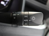 周囲が暗くなると自動でヘッドライトを点灯するオートライト機能付き。周囲が明るくなると自動で消灯します。