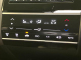 【オートエアコン】一度お好みの温度に設定すれば、車内の温度を検知し風量や温度を自動で調整。暑い&hellip;寒い&hellip;と何度もスイッチ操作をする必要はありません。快適な車内空間には必須の機能ですね♪