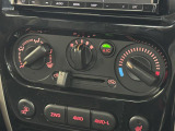 【エアコン】空気の入れ替え、快適な車内環境づくりの必須装備。エアコンちゃんとついてます。ダイヤル式で直感的な操作ができますね!