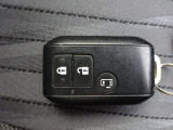 とっても便利なスマートキーシステム装備。携帯するだけでドア等の施錠・開錠・エンジン始動が可能なスマートキーシステムです。