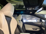 開放感のあるパノラマルーフ付きのお車です。