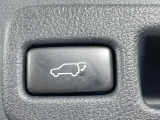 【パワーバックドア】スマートキーや運転席のボタンを押すだけでリアゲートが自動で開閉します!荷物を持っている時や、高い位置にあるバックドアを閉める際に便利な機能です♪