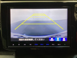 バックでの車庫入れも安心です!リアカメラが付いているバックモニター付のナビを装備しております。操作線もついており距離感も画面から確認できます。