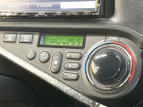 【オートエアコン】一度お好みの温度に設定すれば、車内の温度を検知し風量や温度を自動で調整。暑い&hellip;寒い&hellip;と何度もスイッチ操作をする必要はありません。快適な車内空間には必須の機能ですね♪
