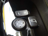 日本の駐車場は幅が広くないところが多くて、乗り降りが大変だったりしますよね。電動ミラーがあれば、室内でミラーをたためるので、駐車するときも便利ですね。