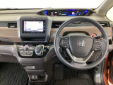 【ハンドル】運転にかかわる様々な操作を安全に行えるように視点移動が少なく操作性に配慮されたスイッチ類が凝縮されたコックピットです。