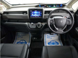 運転にかかわる様々な操作を安全に行えるように視点移動が少なく、操作性に配慮されたスイッチ類が凝縮されたコクピットです。