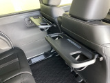 折りたたみ式のシートバックテーブルは限られた空間を有効活用。車内の家族時間をもっと快適に。休憩時のちょっとした小物置に使える、前席背面の格納式テーブルが付いています。