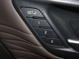 運転席のパワーシートは3名様分までメモリー機能付きです。