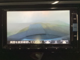 【バックカメラ】運転が苦手な方も車庫入れラクラクです!ギアをリバースに入れれば自動的に切り換わりますので、面倒な操作は不要です♪狭い駐車場もお車を傷つけず安心ですね!