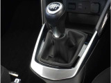【シフトレバー】シフトもとても操作しやすいデザインになっております。運転する人の事を第一に考えた操作性の高い仕様です。