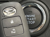 【キーフリーシステム】カバンやポケットに入れたままでもドアの施錠・解錠が可能なスマートキーを装備。エンジンのオン・オフ時もカギを取り出す必要が無いからとっても便利です♪