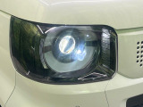 【LEDヘッドライト】悪天候や夜間走行時も良好な視界を確保し安心して運転できる高輝度LEDヘッドライトを装備!点灯速度が早く、消費電力も抑えられています。