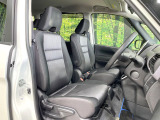 運転席シート廻りは使用感も少なく、良好な状態となっています。前オーナー様が丁寧に使っていたことがよくわかりますね。