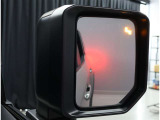 隣車線を走る車両をレーダーで検知し、ドアミラーでは確認しにくい後側方エリアに存在する車両に加え、急接近してくる車両も検知します。車両を検知するとドアミラーに搭載されたLEDインジケーターが点灯します。