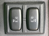 【両側パワースライドドア】スマートキーや運転席のスイッチで後席両側スライドドアの開閉が可能♪電動だから力を入れてドアを開ける必要が無く、小さなお子様でも簡単に開け閉めでき快適です♪