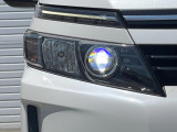 【LEDヘッドライト】悪天候や夜間走行時も良好な視界を確保し安心して運転できる高輝度LEDヘッドライトを装備!点灯速度が早く、消費電力も抑えられています。