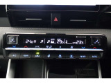 ★運転席と助手席でそれぞれお好みに合わせて温度設定が行えるフルオートエアコンです。外気温や室温、日射量を感知し、吹き出し温度、風量を緻密に制御します
