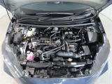 車にとって、とても大切な部分のエンジンルーム。綺麗に清掃済みで安心です。