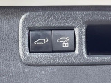 【パワーバックドア】スマートキーや運転席のボタンを押すだけでリアゲートが自動で開閉します!荷物を持っている時や、高い位置にあるバックドアを閉める際に便利な機能です♪