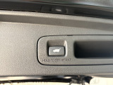 パワーゲートが装備されていますので、手荷物が多くても楽々操作で指1本!運転からも操作できます