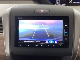 【バックカメラ】運転が苦手な方も車庫入れラクラクです!ギアをリバースに入れれば自動的に切り換わりますので、面倒な操作は不要です♪狭い駐車場もお車を傷つけず安心ですね!