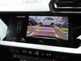 バックカメラを装備し、駐車時の後方確認をサポートします。