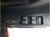 運転席には、ドアミラーの開閉・角度調整や各ウィンドーの操作スイッチを集約。手元で操作しやすく、運転中でもスムーズに扱える配置です。