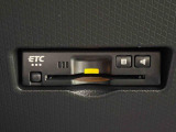 ETCカードを挿入することで高速道路を利用する際の支払いがキャッシュレスになったり、ETCスマートインターチェンジが利用できたり、とても便利なアイテムです!保証は修理保証のみとなります。