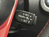 【レーダークルーズコントロール】従来のクルコンの機能に加え、先行車に接近すると、安全な車間距離を保ちながら先行車の車速に合わせ追従するシステム。